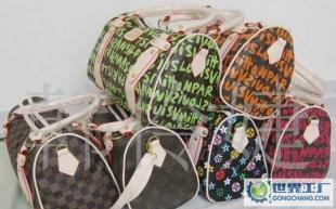 明星同款新风尚 二手011新款手提手腕挽包枕头韩版女包热卖解析